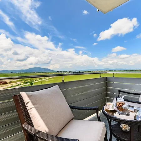 Luxury Avantgarden 3 *